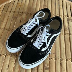 Vans Old Skool Shoe- 9 women’s, 7.5 men’s